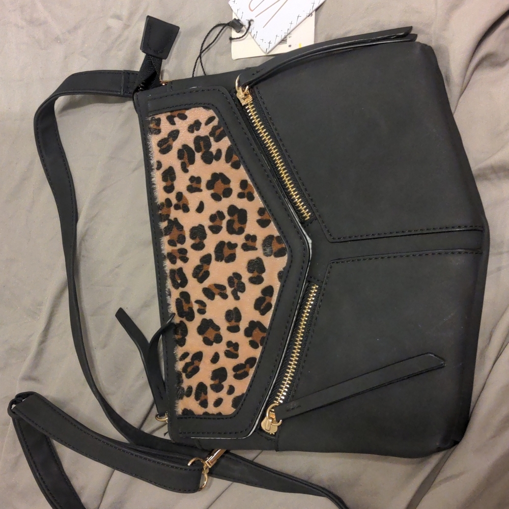 VR black with Leppard details. Zipper details, adjustable straps. NWT